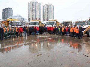 Ataşehir’de Karla Mücadele Ekipleri 7/24 Görev Başında