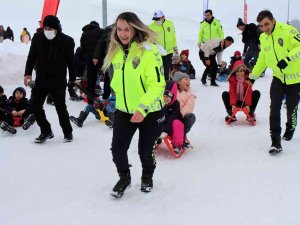 Van’da ‘Kızakla Kayma Festivali’ Renkli Görüntülere Sahne Oldu