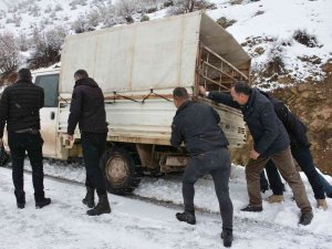 Karda Mahsur Kalan Vatandaşın Yardımına Belediye Başkanı Yetişti