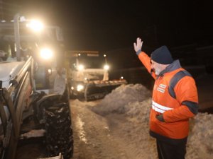 Başkan Çolakbayrakdar, Gece Boyu Kar Temizleme Çalışmalarını Takip Etti