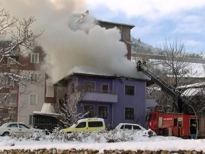 Evinin Yanışını Yaşlı Gözlerle İzledi