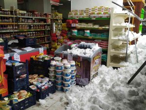 Sakarya’da Faciadan Dönüldü: Marketin Sundurması Kara Dayanamayarak Çöktü