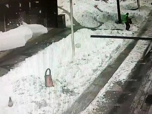 Apartmanın Çatısından Düşen Kar Kütlesi Faciaya Yol Açıyordu