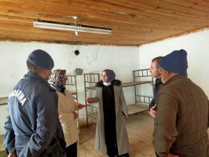 Kaymakam Özay, 3,5 Şiddetindeki Depremin Meydana Geldiği Köyde İncelemelerde Bulundu