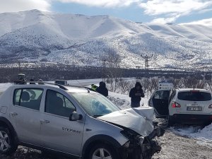 İki Otomobil Kafa Kafaya Çarpıştı: 9 Yaralı
