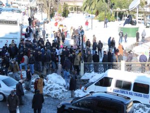 Boşanma Aşamasındaki Eşini Bıçakla Yaraladı