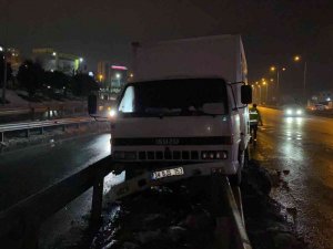 D-100’de Yol Ayrımını Görmeyince, Bariyere Girdi