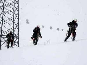 Vedaş Ekiplerinin 2 Metrelik Karda Zorlu Kış Mesaisi