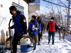 Gönüllü Gençler Yaşlı Vatandaşların Yardımına Koşuyor