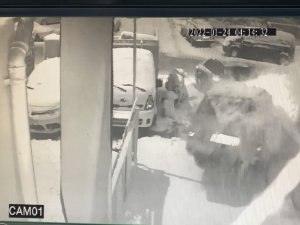İ̇stanbul’da Otomobilin Çarptığı Araç Kıraathanenin Bahçesine Daldı
