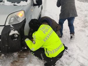 Şırnak’ta Yolda Kalan Besiciye Trafik Polis Ekipleri Yardım Etti