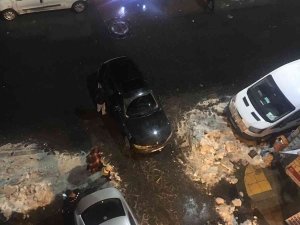 Sokak Ortasında Terk Edilen Aracı İterek Kenara Çektiler