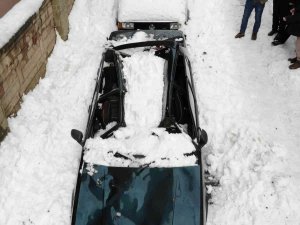 Otomobilin Üzerine Düşen Kar Tavanı Çökertti: O Anlar Kamerada