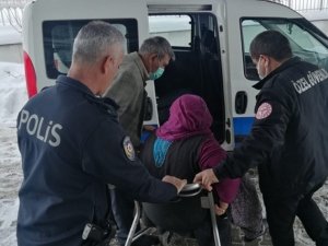 Hasta Kadının Yardımına Polis Koştu
