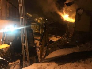 Bayburt’ta Çıkan Yangında 2 Ev Hasar Gördü
