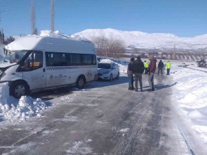 Minibüs Kamyona Çarptı: 2 Yaralı