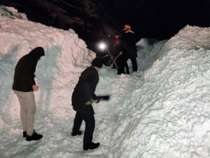 Yüksekova’da Çığ Düştü, 20 Yolcu Mahsur Kaldı