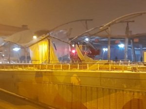 Karların Biriktiği Dolmuş Durağının Brandaları Çöktü