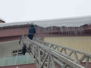 Buz Sarkıtları Temizleniyor