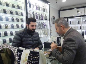 Hayvan Sever Kimliğiyle Bilinen Kuyumcu, Oda Başkanlığı İçin Destekçileriyle Esnaf Ziyaretinde Bulundu