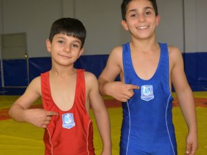 Yunusemre’nin Güreşçi Kardeşleri Kerem Kamal’ı Örnek Alıyor