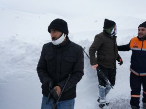 Karlı Yolda Kalan Vatandaşların İmdadına Ekipler Yetişti