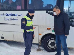 Yolcu Otobüsüne Gizlice Bindi, Emniyet Kemeri Takmayan Yolcuları Uyardı