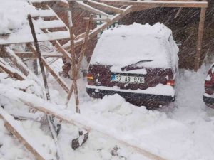 Çatısı Kara Dayanamayan Garaj, Araçların Üzerine Çöktü