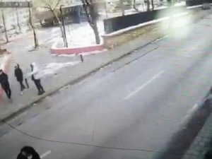 Bursa’da Otobüse Kartopu Atan Çocukları Kovalayan Otobüs Şoförü Bıçaklandı