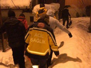 Umke Ekipleri Kardan Kapanan Yolda Kanser Hastasını 600 Metre Sedyeyle Ambulansa Taşıdı