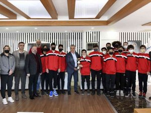 Başkan Uysal, Şampiyon Takımla Buluştu