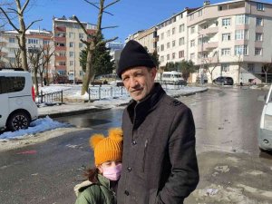 Alevlere Teslim Olan Aracı Kar Atarak Söndürmeye Çalıştılar: O Anlar Kamerada