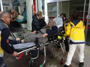 Buzlu Yolda Düşen Kadın, Hastanelik Oldu