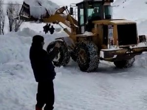 Çat’ta Çığ Düşmesi Sonucu Yolda Mahsur Kalan Vatandaşlar Büyükşehir Belediyesi Ekiplerince Kurtarıldı