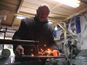 Babadan Kalma ’Tenekecilik’ Mesleğini Yaşatıyor