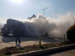 Benzin İstasyonunda Park Halindeki Tır Bomba Gibi Patladı