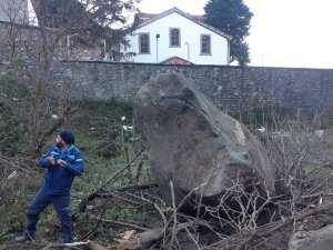 Dağdan Kopan Kaya Parçaları Yerleşim Yerine Düştü