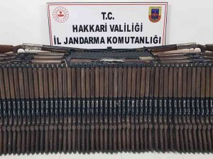 Hakkari’de Jandarma Kamyonetin Gizli Bölmesinde 91 Av Tüfeği Ele Geçirdi