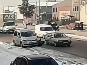 Motosiklet Sürücüsünün İki Araç Arasına Sıkıştığı Kaza Kamerada