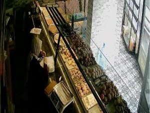 El Frenini Çekmeyi Unutunca Kontrolden Çıkan Kamyonet Fırına Daldı
