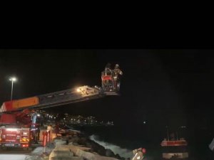 Kadıköy’de Balıkçı Teknesi Karaya Oturdu, Mahsur Kalan 2 Kişi Kurtarıldı