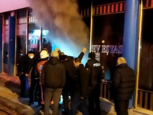 Yangına Müdahale Eden İtfaiye Eri Dumandan Etkilendi