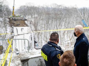 Biden, Pittsburgh’da Çöken Köprüyü Ziyaret Etti