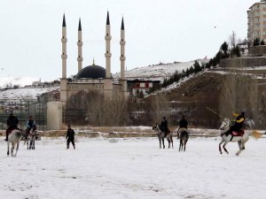 Karlı Zeminde Oynanan Ciritte, At Üzerinden Düşen Ciritçinin Ayağı Kırıldı Turnuva Yarıda Kaldı