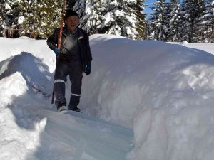 Çatıdan Yere Uzanan Buz Sarkıtları