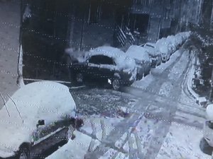 Otomobil Duvarı Yıkıp Binaya Çarptı