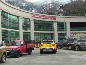 Sarp Sınır Kapısında Araç Geçişleri Arttı, Yolcu Geçişleri Azaldı