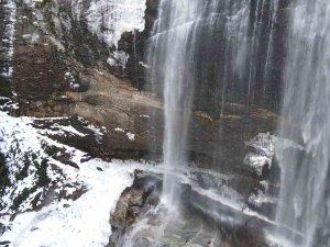 Suuçtu Tabiat Parkı Buzlarla Kaplandı