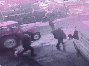 Pendik’te Yan Yatan Kamyonu Görüntüleyip Haber Spikeri Gibi Kazayı Anlattı