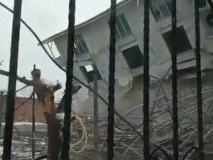 Bursa’da 4 Katlı Kaçak Binanın Yıkılma Anı Kameralara Yansıdı